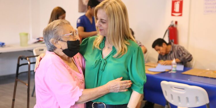 Aída Féres de Nader Continúa Atendiendo con Amor y Compromiso a los Adultos Mayores