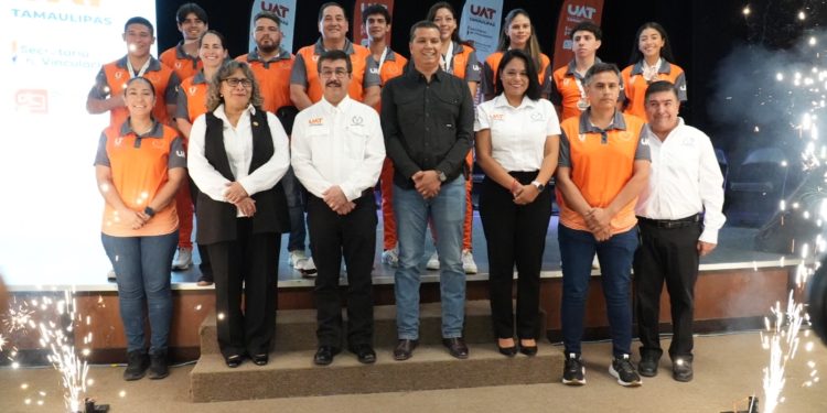 Reconoce la UAT a estudiantes destacados.