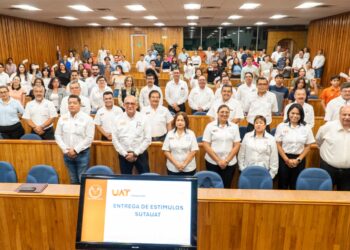 Reconoce la UAT el desempeño académico de estudiantes hijos del personal docente.