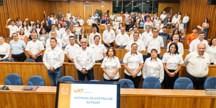 Reconoce la UAT el desempeño académico de estudiantes hijos del personal docente.