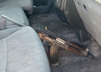 En Guanajuato, Guardia Nacional asegura armamento en vehículo siniestrado con reporte de robo