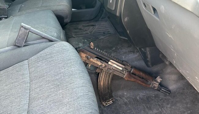 En Guanajuato, Guardia Nacional asegura armamento en vehículo siniestrado con reporte de robo