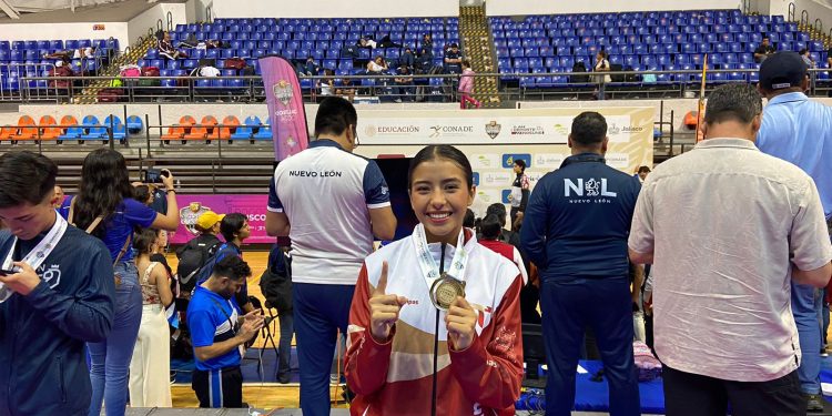 Laura Melisa, karateca de la UAT, es campeona nacional.
