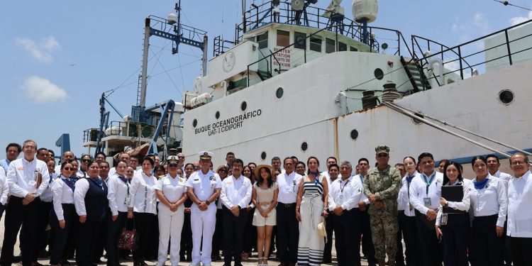 Entrega Marina buque a la UAT