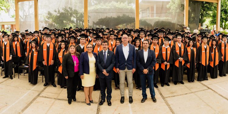 Egresan 310 estudiantes del bachillerato de la UAT en Ciudad Mante.