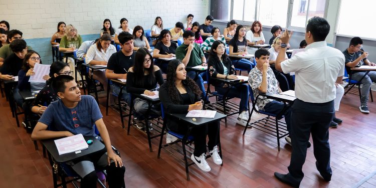 Concluye la UAT aplicación del examen CENEVAL de ingreso a licenciatura.