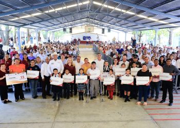 Entrega Américo becas que benefician a 54 mil estudiantes de Tamaulipas