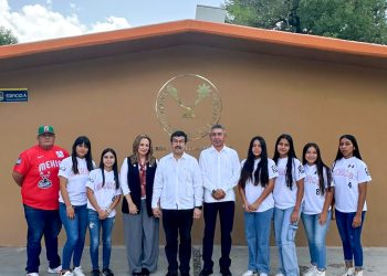 Felicita Dámaso Anaya a softbolistas de la UAT campeonas del torneo nacional Williamsport.