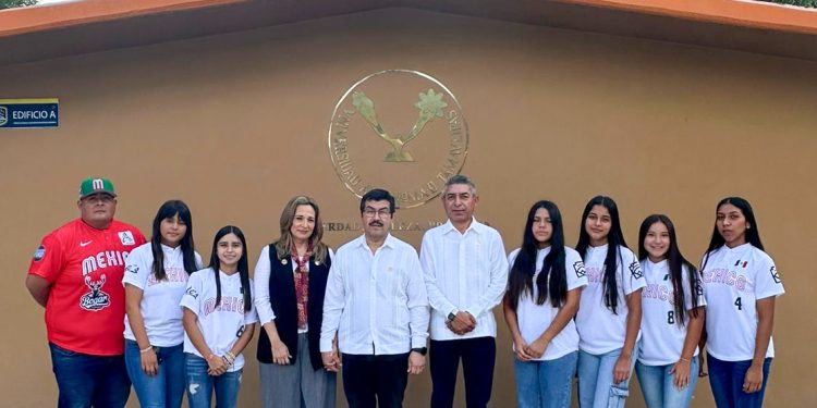 Felicita Dámaso Anaya a softbolistas de la UAT campeonas del torneo nacional Williamsport.