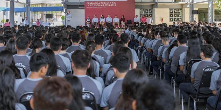 Inaugura Lucía Aimé junto a estudiantes el ciclo escolar de media superior en Tamaulipas