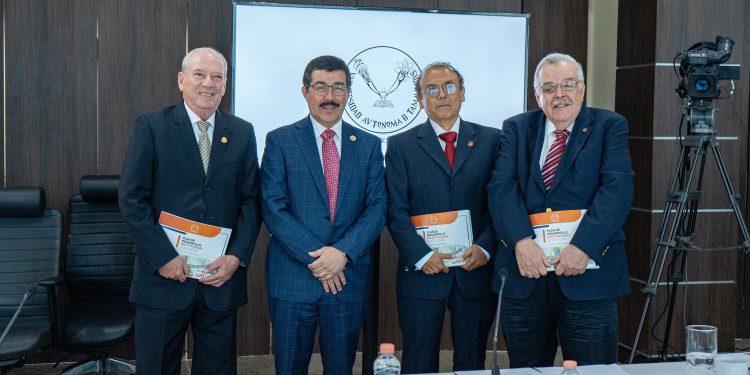 Dámaso Anaya presenta informe financiero y académico al Patronato de la UAT