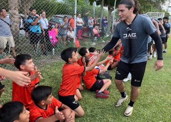 Convive Club Correcaminos con niños futbolistas de Ciudad Victoria.