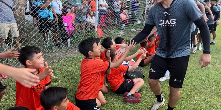 Convive Club Correcaminos con niños futbolistas de Ciudad Victoria.