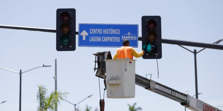 Seguimos modernizando la red de semáforos en Tampico: Chucho Nader