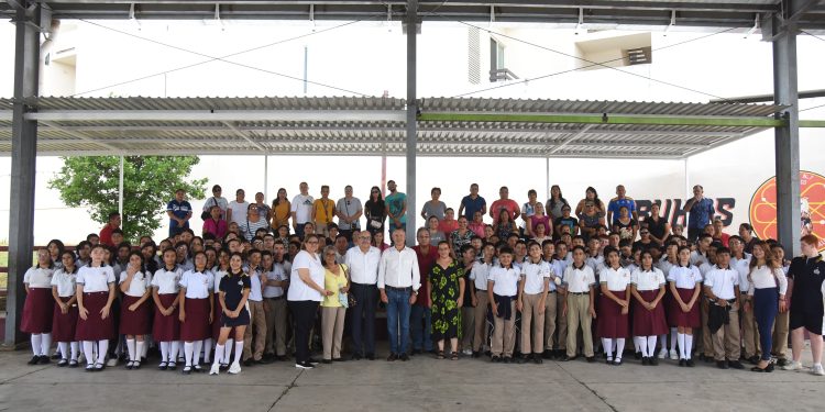 Entrega Chucho Nader Techumbre y Gradas en la Secundaria «Medina Cedillo»
