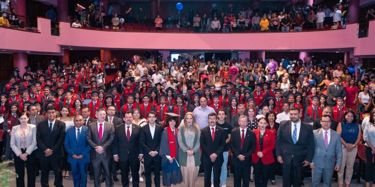 El rector Dámaso Anaya preside la graduación de 161 egresados de la UAT
