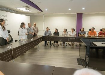 La secretaria de Educación entregó a Abril Alejandra Ramírez Erazo el nombramiento como nueva rectora de la UPV