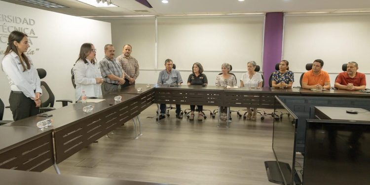 La secretaria de Educación entregó a Abril Alejandra Ramírez Erazo el nombramiento como nueva rectora de la UPV