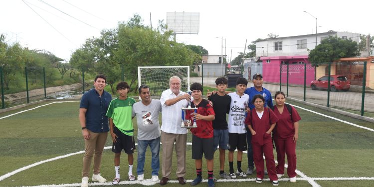 Entrega Gobierno de Tampico Renovación de Tres Canchas Deportivas