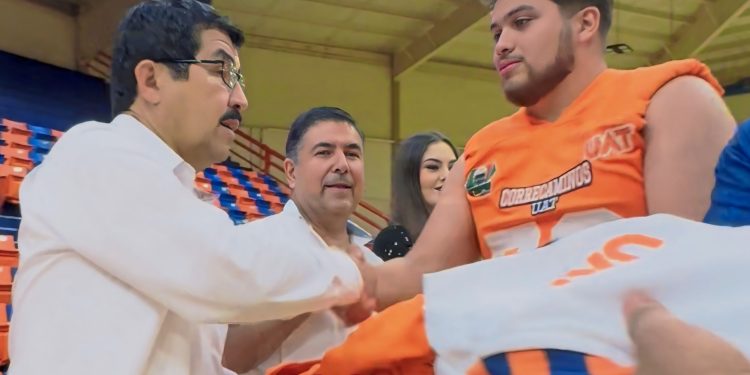 Presenta el rector a los Correcaminos UAT Liga Mayor de Futbol Americano