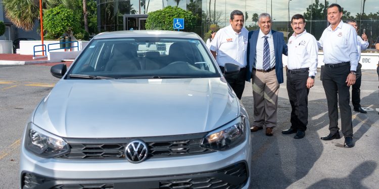 Entrega el rector premios del sorteo para docentes del SUTAUAT