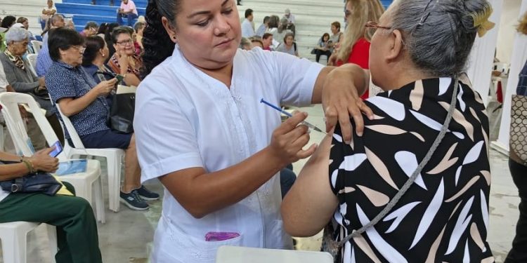 Exhorta Salud a la población a vacunarse contra influenza, covid y neumococo
