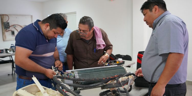 Ciudadanos aprenden nuevas habilidades en talleres de oficio