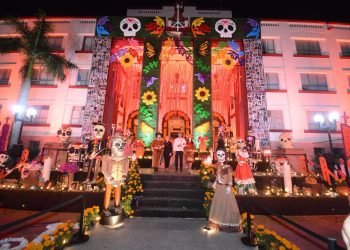 Américo y María fortalecen tradiciones del Día de Muertos en Tamaulipas