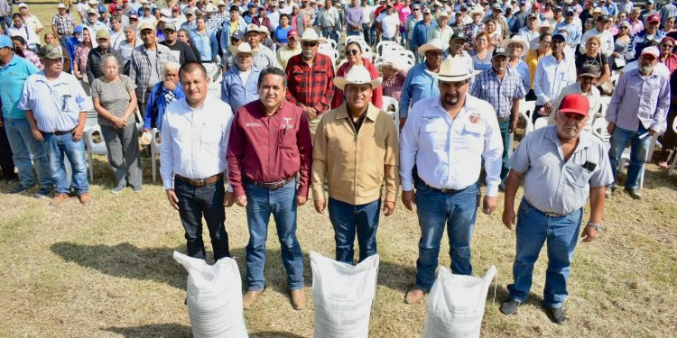 Reciben productores citrícolas fertilizante granulado