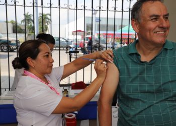 Exhorta Salud a la población a aplicarse vacunas contra influenza, covid-19 y neumococo