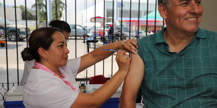 Exhorta Salud a la población a aplicarse vacunas contra influenza, covid-19 y neumococo