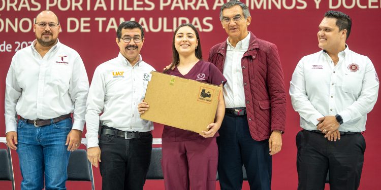 Gobernador y rector hacen entrega histórica de equipos de cómputo a estudiantes y docentes de la UAT