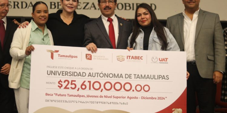 Entrega rector apoyos a estudiantes de la UAT en Nuevo Laredo
