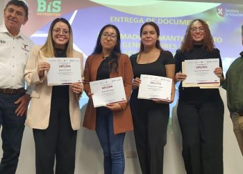 Gradúa UPV a especialistas en Diplomado de Mantenimiento de Generadores Eólicos