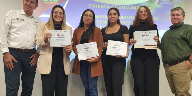 Gradúa UPV a especialistas en Diplomado de Mantenimiento de Generadores Eólicos