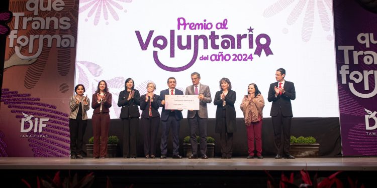 Premian Américo y María de Villarreal a los voluntarios del año