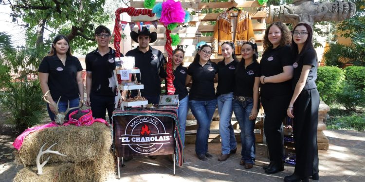 Estudiantes de la UAT participan en la exposición Tamaulipas Exporta