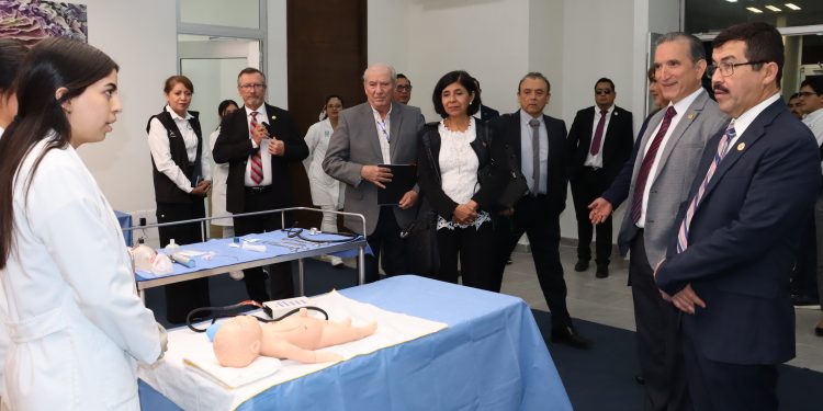 Rector de la UAT supervisa equipamiento en la Facultad de Medicina Tampico