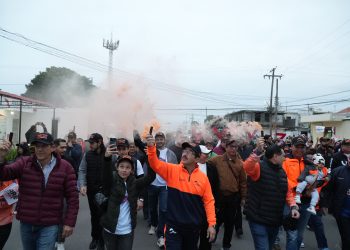 Encabeza rector caravana naranja en apoyo al Correcaminos