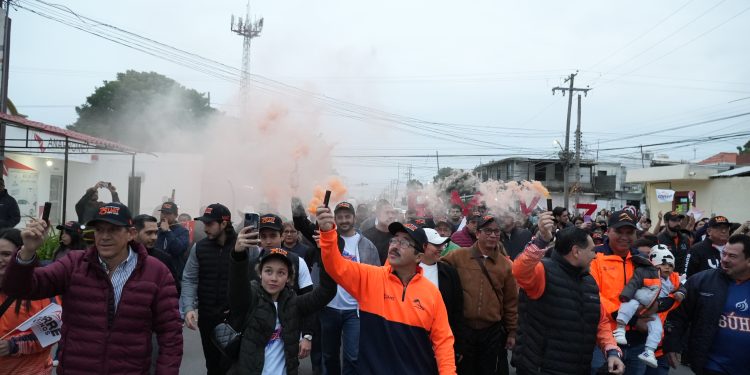 Encabeza rector caravana naranja en apoyo al Correcaminos