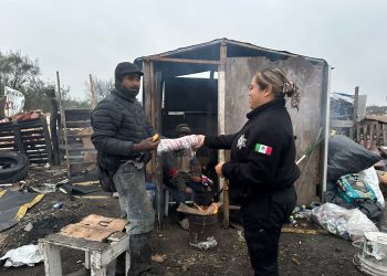 Entrega Guardia Estatal de Género cobijas y alimentos en Reynosa