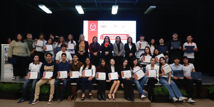Reconoce UAT a estudiantes destacados y egresados del CeINA