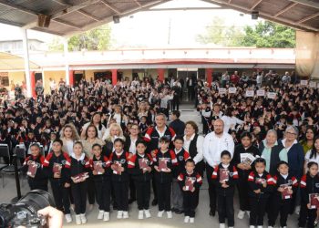 Cumple gobernador a educandos, entrega equipo tecnológico y mobiliario escolar