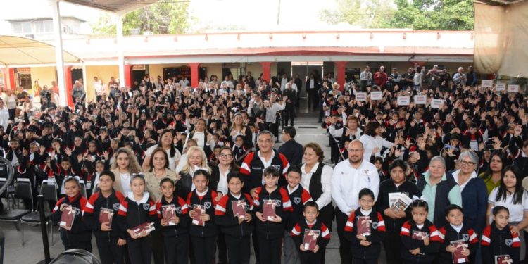 Cumple gobernador a educandos, entrega equipo tecnológico y mobiliario escolar