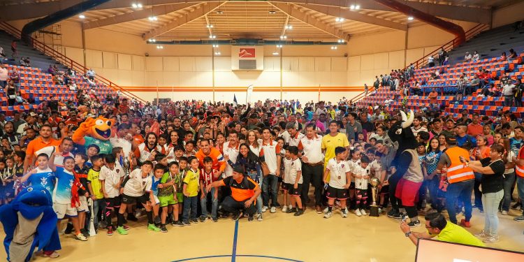 El rector Dámaso Anaya y Omar Bravo presiden apertura de la Copa UAT 2025