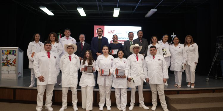 Entrega la UAT nueva generación de Médicos Veterinarios