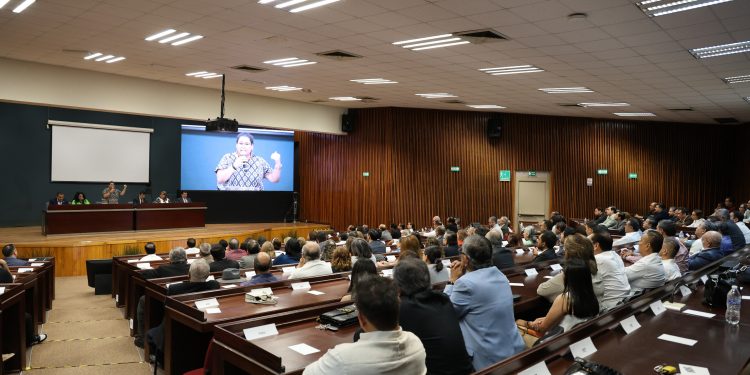 La ministra Lenia Batres dicta conferencia en la UAT
