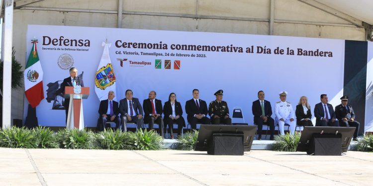 Preside gobernador Américo Villarreal ceremonia del Día de la Bandera