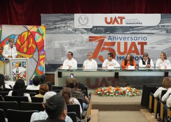 Entrega el rector Dámaso Anaya reconocimientos a jubilados del SUTUAT