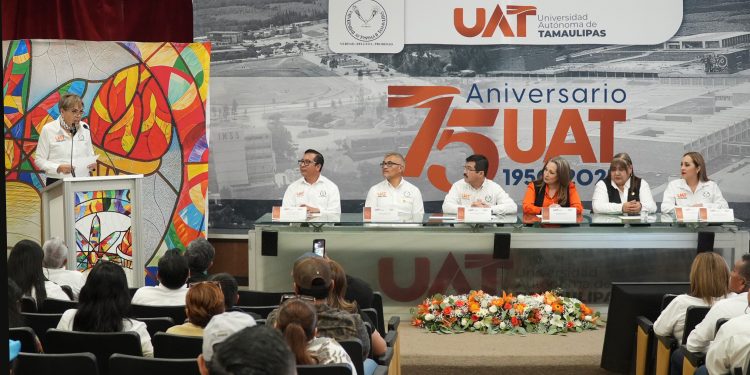 Entrega el rector Dámaso Anaya reconocimientos a jubilados del SUTUAT